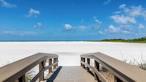 På stranden, solstolar och strandhanddukar