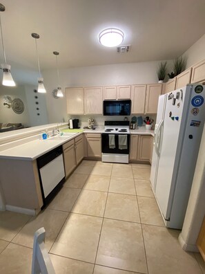 Fridge, microwave, oven, stovetop - Charming 2-bedroom townhome in Green Valley w/ WiFi, Grill, Patio, Near trails (Green Valley)
