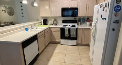 Charming 2-bedroom townhome in Green Valley w/ WiFi, Grill, Patio, Near trails