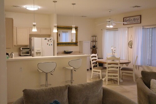 Charming 2-bedroom townhome in Green Valley w/ WiFi, Grill, Patio, Near trails