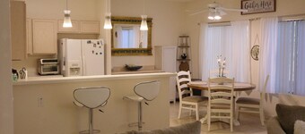 Charming 2-bedroom townhome in Green Valley w/ WiFi, Grill, Patio, Near trails