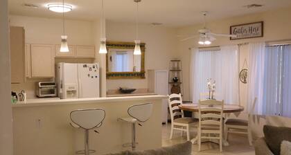 Charming 2-bedroom townhome in Green Valley w/ WiFi, Grill, Patio, Near trails