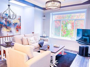 Televisie, een open haard en een kantoor