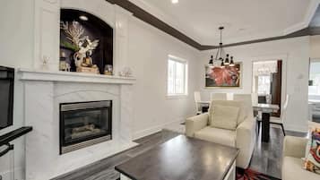 Fernseher, Kamin, Arbeitsbereiche