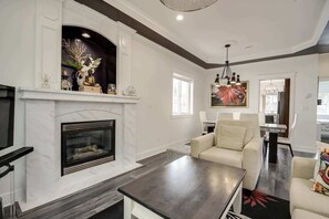 Televisie, een open haard en een kantoor