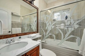 Douche, sèche-cheveux, shampoing