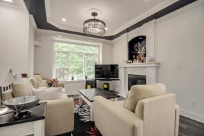 Televisie, een open haard en een kantoor