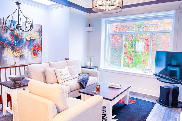 Unwind in our chic and comfortable living area. Filled with natural light and modern decor, it's the perfect space to relax and socialize.