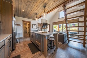 Microondas, lavavajillas, cafetera y tetera y utensilios de cocina