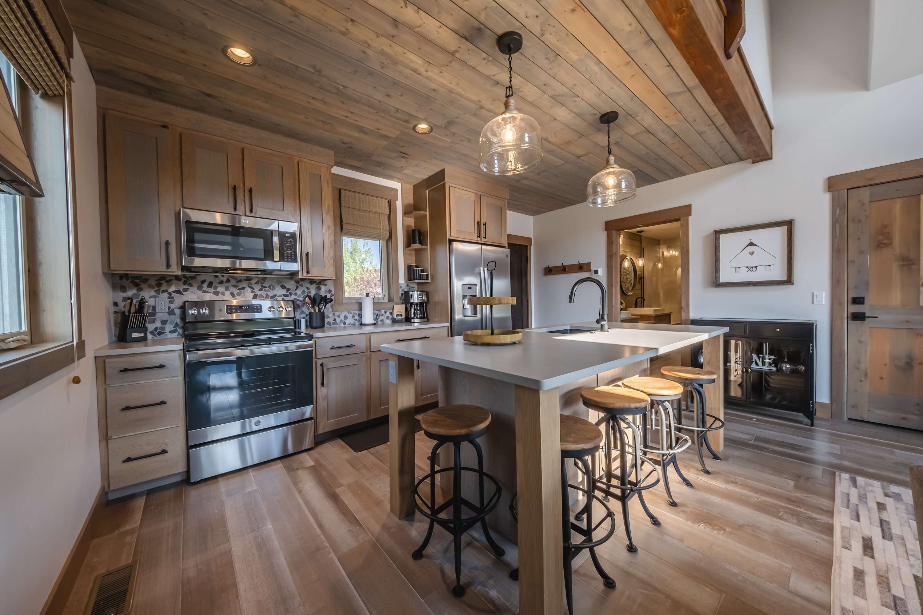 Microwave, dishwasher, coffee/tea maker, cookware/dishes/utensils