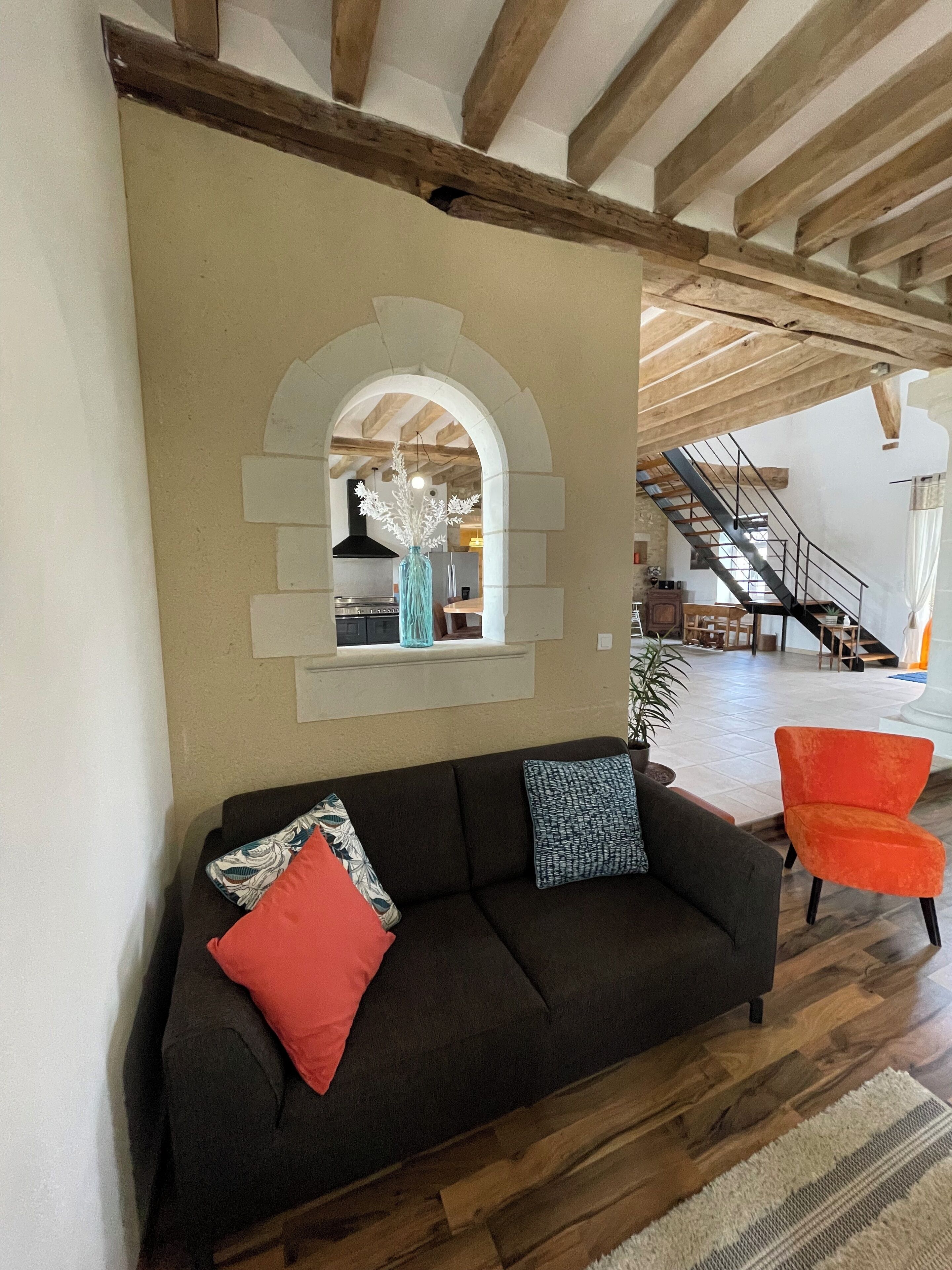 TV connectée, cheminée, baby-foot, livres