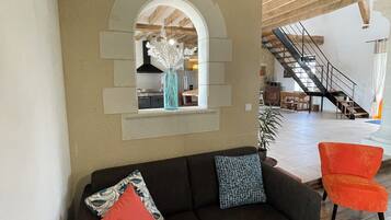 TV connectée, cheminée, baby-foot, livres