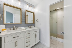 Shower - Ocean Mile I-4 - Beach Front, Swimming Pool, Beach Gear Included! (St George Island)