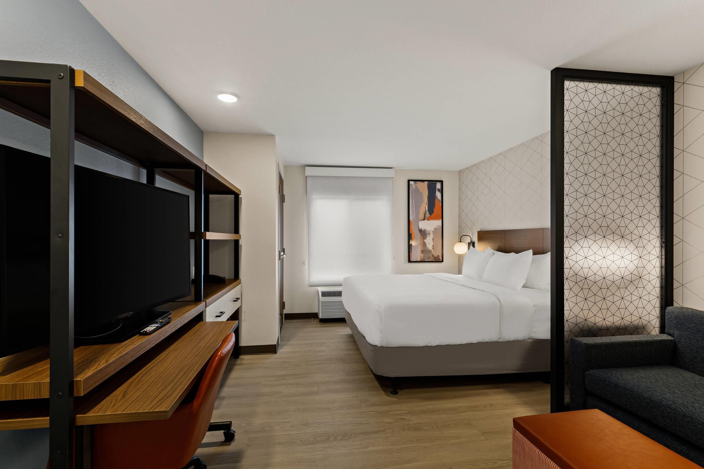 Suite, 1 King Bed, Accessible, Non Smoking (Accessible Tub)