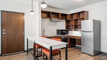 Suite, 1 kingsize bed, toegankelijk voor mindervaliden, niet-roken (Roll-In Shower) | Een bureau, een laptopwerkplek, verduisterende gordijnen, gratis wifi