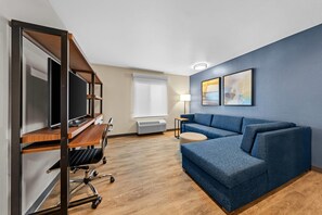 Escritorio, espacio para trabajar con laptop y cortinas blackout 