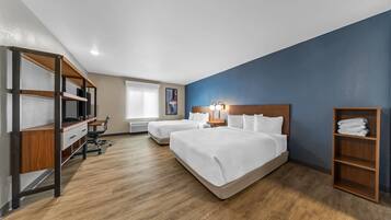 Suite, 2 Queen-Betten, barrierefrei, Nichtraucher (Roll-In Shower) | Schreibtisch, laptopgeeigneter Arbeitsplatz, VerdunkelungsvorhÀnge