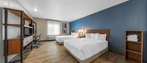 Suite, 2 queensize bedden, toegankelijk voor mindervaliden, niet-roken (Roll-In Shower) | Een bureau, een laptopwerkplek, verduisterende gordijnen, gratis wifi