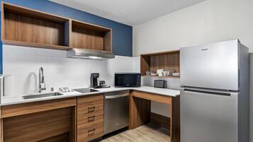 Suite, 1 King-Bett, barrierefrei, Nichtraucher (Roll-In Shower) | Schreibtisch, laptopgeeigneter Arbeitsplatz, VerdunkelungsvorhÀnge