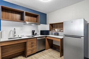 Suite, 1 llit de matrimoni gran, accessible, no fumadors (Roll-In Shower) | Escriptori, espai de treball apte per a portàtils i cortines opaques 