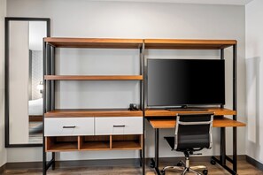 Een bureau, een laptopwerkplek, verduisterende gordijnen, gratis wifi