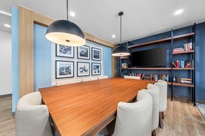 Lobby - Everhome Suites Ontario (Ontario)