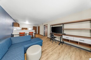 Escrivaninha, espaço de trabalho para notebook, cortinas blackout