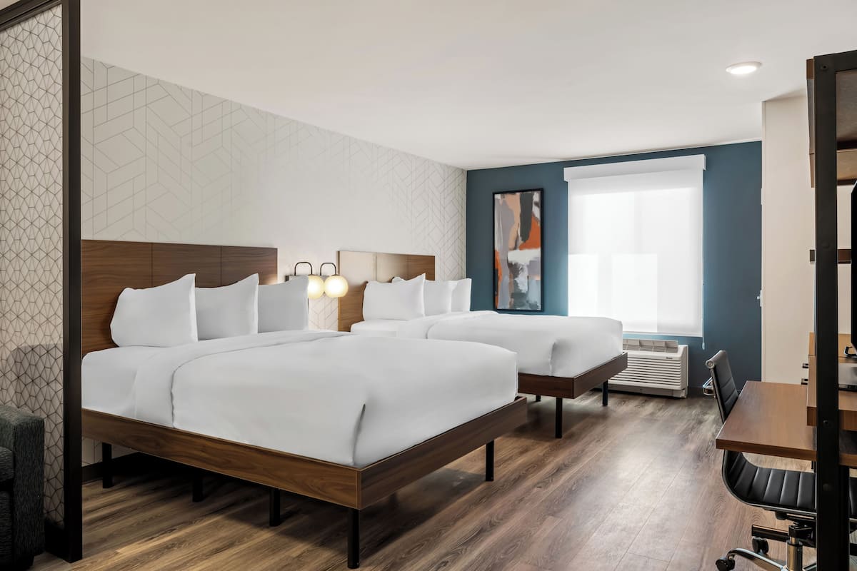 Suite, 2 letti queen, non fumatori | Una scrivania, postazione laptop, tende oscuranti, Wi-Fi gratuito