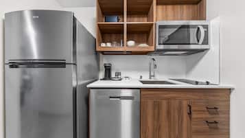 Escritorio, espacio para trabajar con un portátil, cortinas opacas