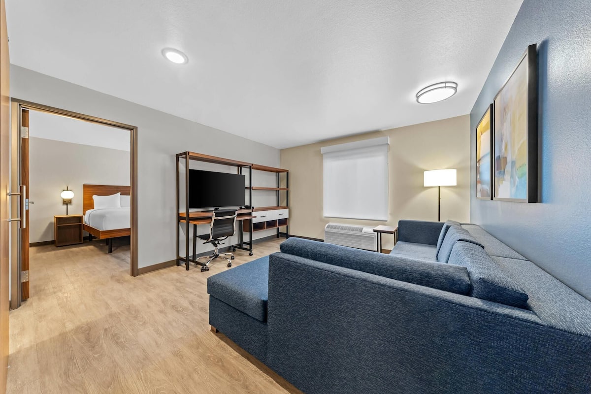 Suite, 1 kingsize bed, niet-roken | Een bureau, een laptopwerkplek, verduisterende gordijnen, gratis wifi