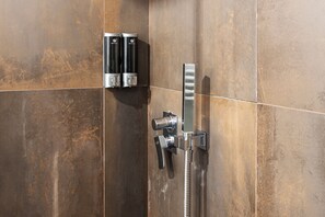 Douche, sèche-cheveux, bidet, serviettes fournies