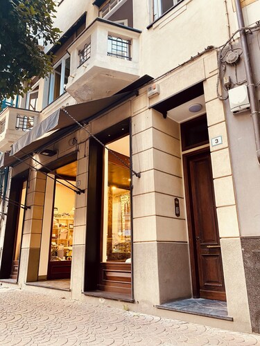 Charming Albenga apartment with A/C, Wi-Fi,near city attractions public trans


