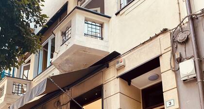 Charming Albenga apartment with A/C, Wi-Fi,near city attractions public trans