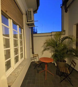 Outdoor dining - Charming Albenga apartment with A/C, Wi-Fi,near city attractions public trans


 (Albenga)