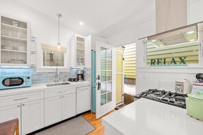 Fridge, microwave, stovetop, dishwasher - Casa de las Sirena | 1BR La Jolla Beach Cottage (San Diego)