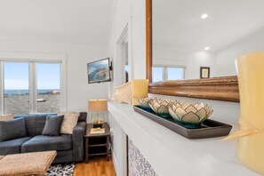 Smart TV, fireplace - Casa de las Sirena | 1BR La Jolla Beach Cottage (San Diego)