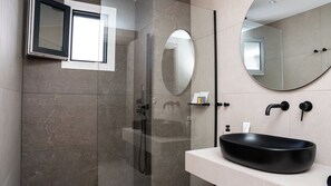 Sèche-cheveux, bidet, serviettes fournies, savon