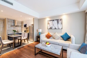 Familien-Suite, Stadtblick | Wohnzimmer | 52-Zoll-LCD-Fernseher mit Kabelempfang, Pay-TV