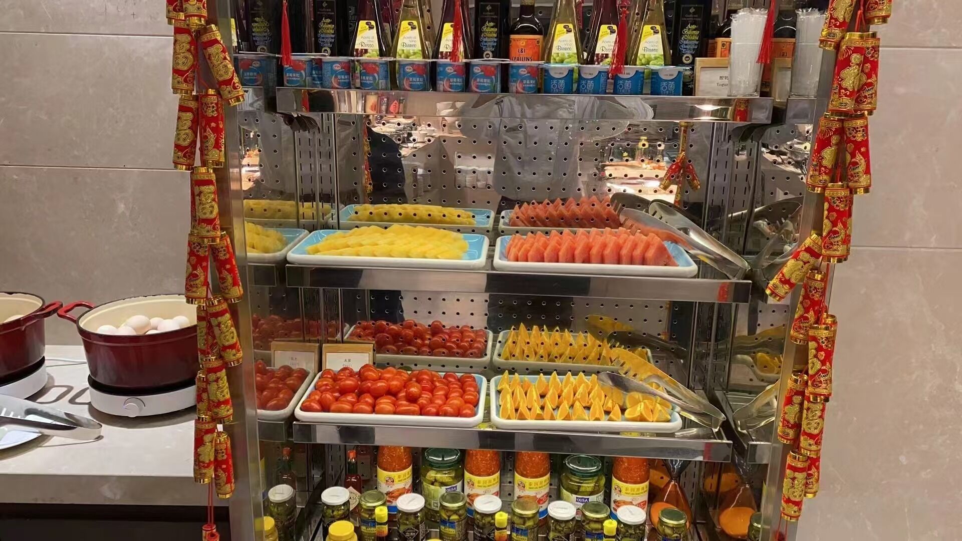 Exposição de alimentos com diversas frutas, legumes e acompanhamentos.