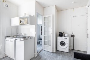 Fridge, microwave, coffee/tea maker, toaster - GuestReady - Bright and charming studio for two (Paris)