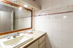 Secador de cabelo, toalhas de banho