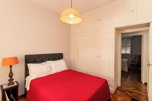3 quartos, ferros/tábuas de passar roupa, Wi-Fi, roupa de cama