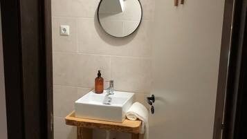 Douche, baignoire à jets, sèche-cheveux, bidet