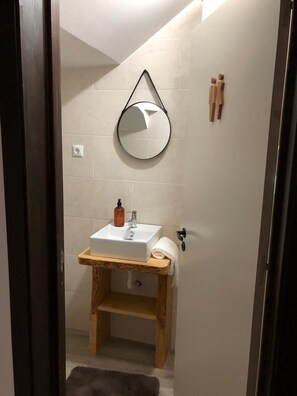 Shower, jetted tub, hair dryer, bidet