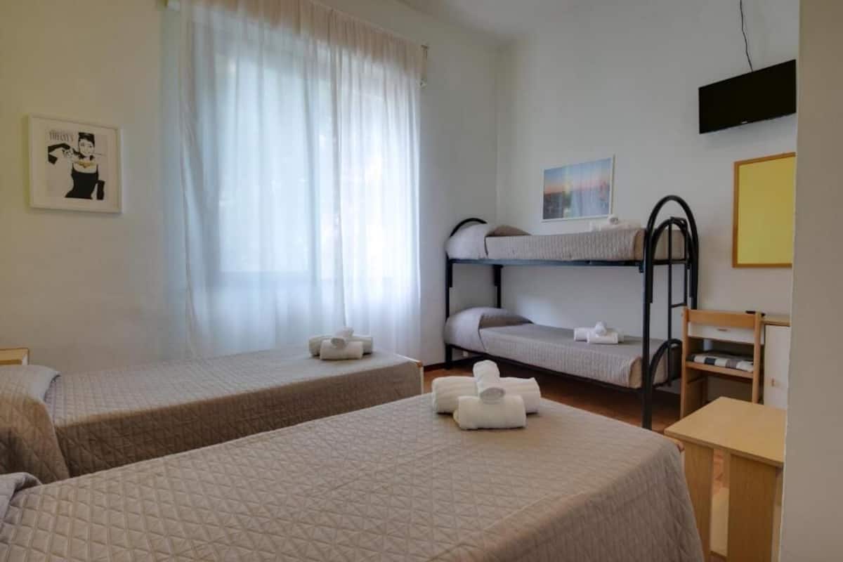 Family Room | In-room safe, desk, free WiFi, bed sheets