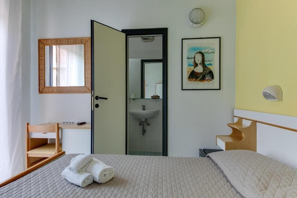 Dubbelrum eller tvåbäddsrum | Värdeförvaringsskåp på rummet, skrivbord, gratis wi-fi och sängkläder