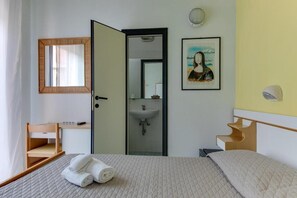 ห้องดับเบิลหรือทวิน | ตู้นิรภัยในห้องพัก, โต๊ะทำงาน, Wi-Fi ฟรี, ผ้าปูที่นอน