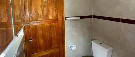 Hiustenkuivaaja, bidee, pyyhkeet, saippua