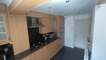 House | Private kitchen | Fridge, microwave, oven, stovetop