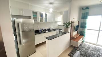 Apartamento | Cozinha privada | Talheres/pratos/utensílios de cozinha, mesas de jantar